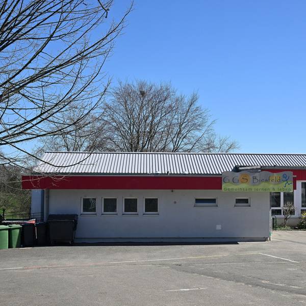 Auf das Dach der Biesfelder Grundschulen soll Module für Photovoltaik.