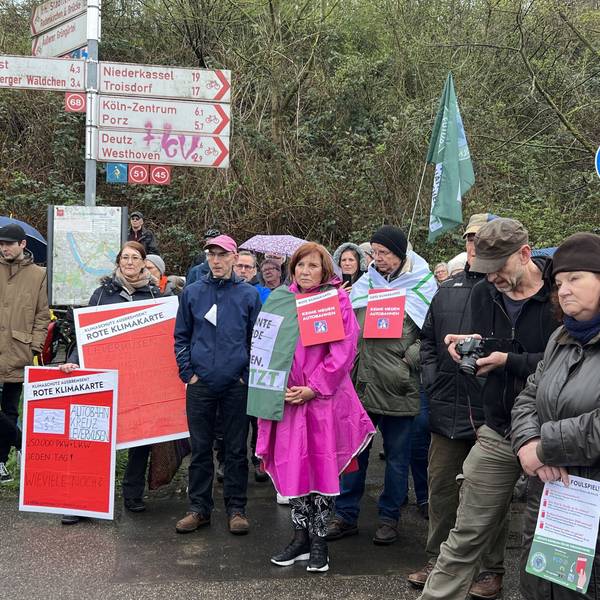 Bürgerinnen und Bürger bei einer Veranstaltung der Bürgerinitiative A4 minus.