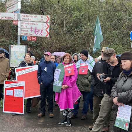 Bürgerinnen und Bürger bei einer Veranstaltung der Bürgerinitiative A4 minus.