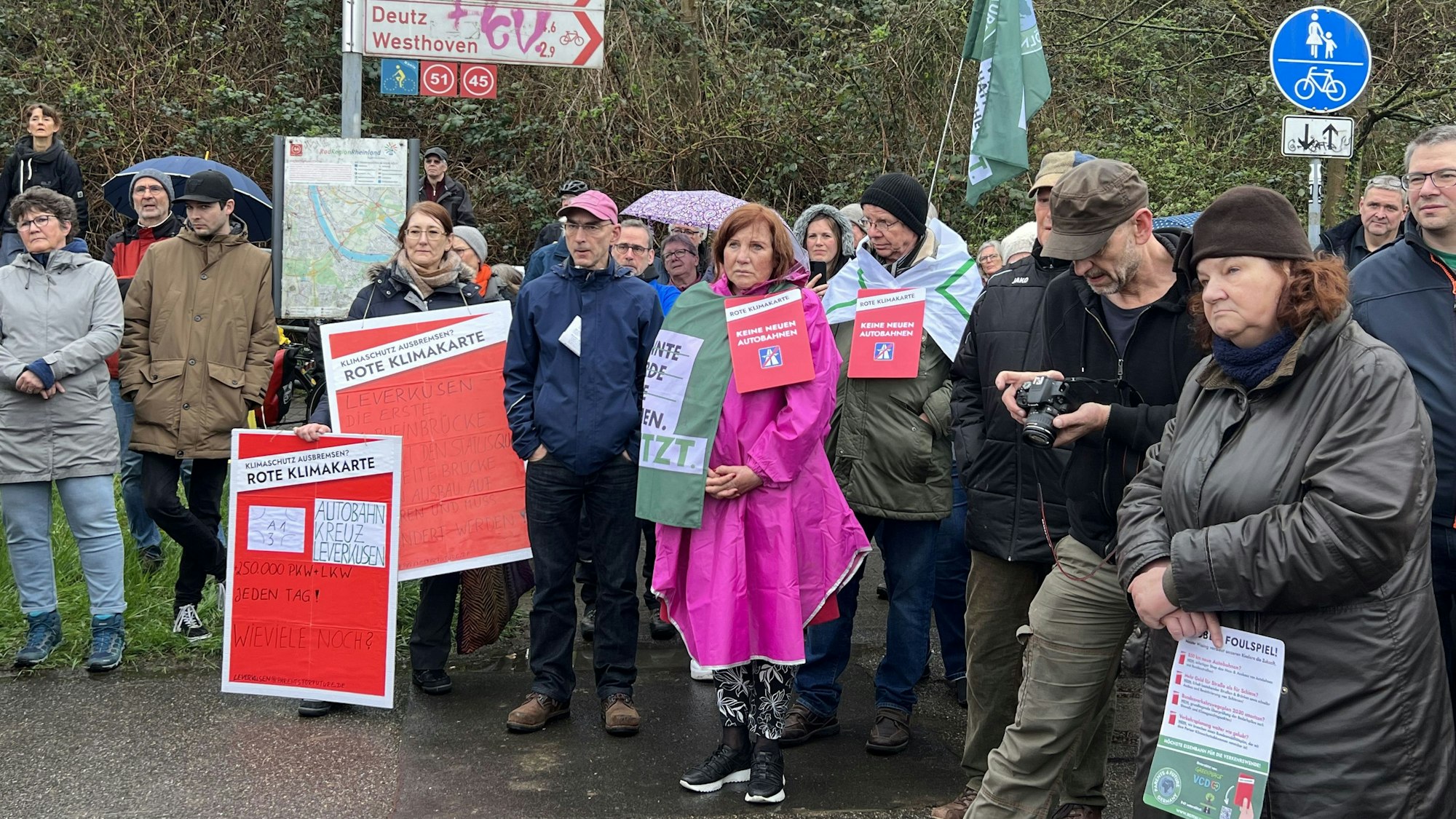 Bürgerinnen und Bürger bei einer Veranstaltung der Bürgerinitiative A4 minus.