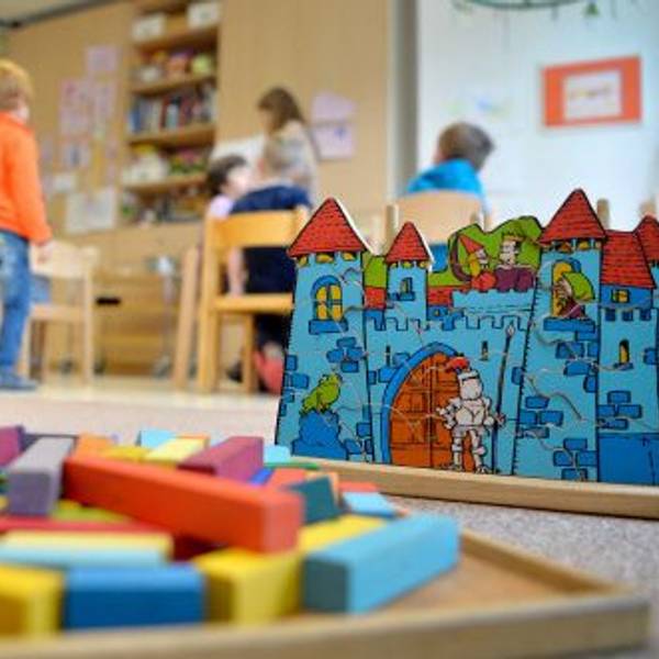 Kinder spielen in einer Kindertagesstätte