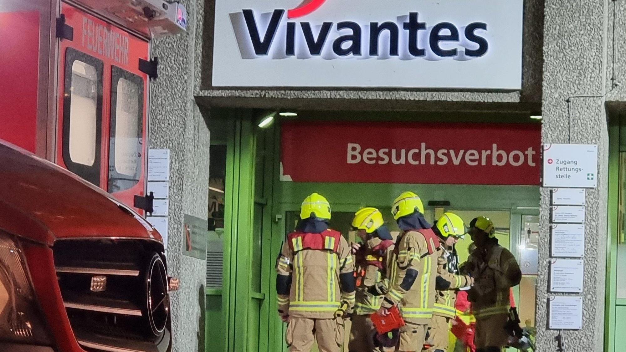 Feuerwehrleute sind am Klinikum am Urban im Einsatz. Bei dem Brand in einer Berliner Klinik sind drei Patienten und eine Krankenpflegerin schwer verletzt worden. Unter den Patienten ist eine Frau, die zum Zeitpunkt des Feuers in einem Aufzug festsaß und lebensgefährliche Verletzungen erlitt, wie die Feuerwehr in der Nacht zu Montag mitteilte.