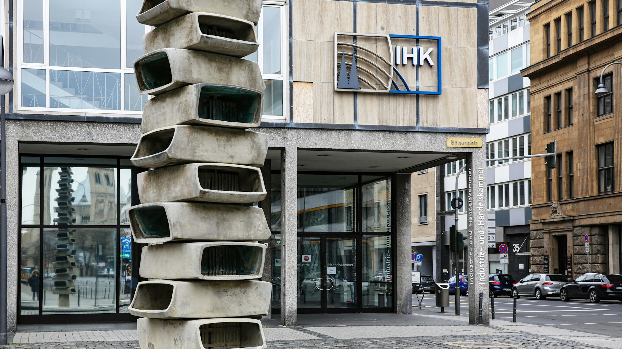 04.04.2021
Köln:
Gebäude der Industrie- und Handelskammer zu Köln (IHK Köln). Um die Sanierung des Gebäudes herrscht seit langem Streit, auch eine Verlagerung ist im Gespräch
Unter Sachsenhausen 10, 50667 Köln
Foto: Martina Goyert