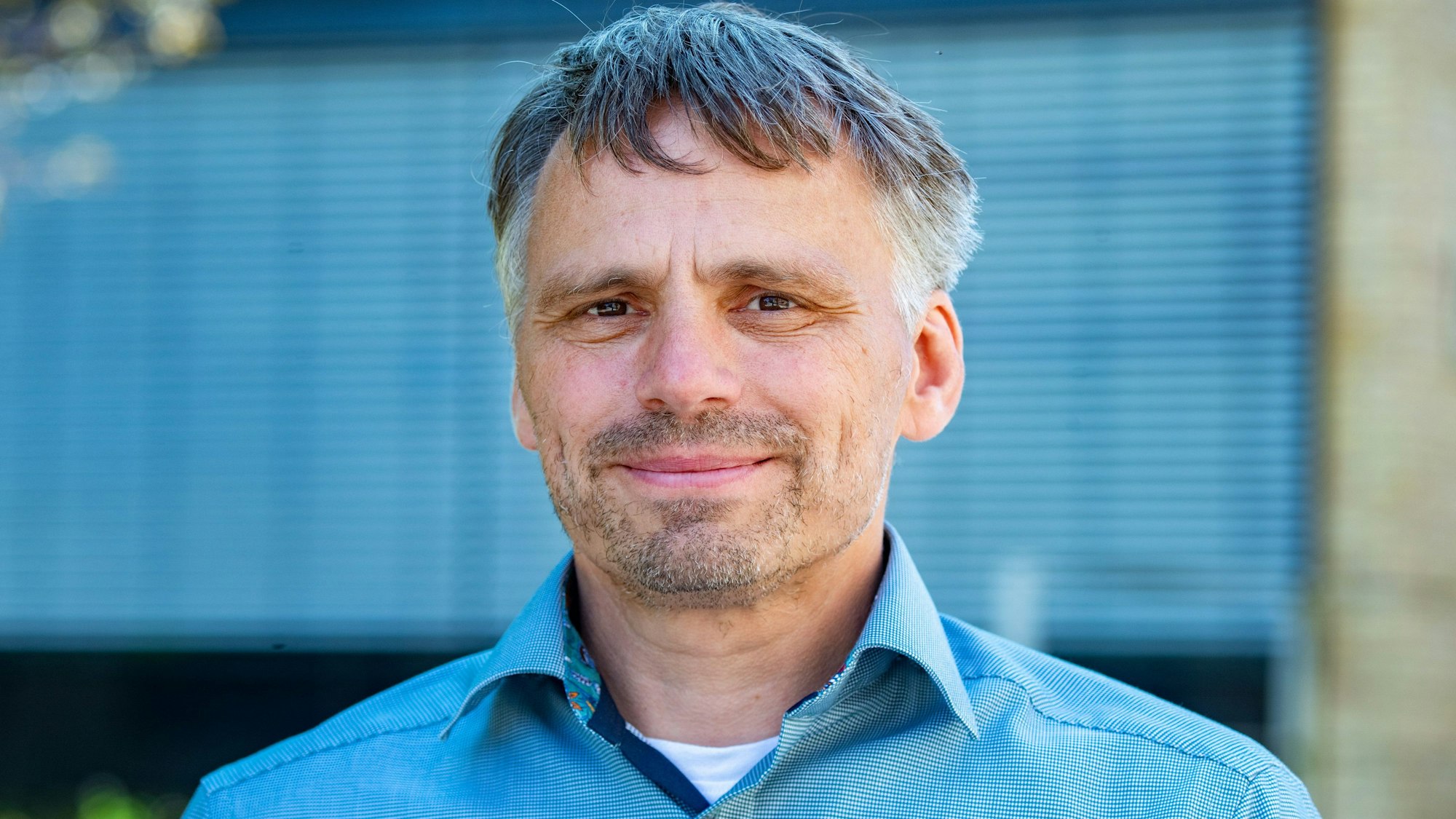 Mecklenburg-Vorpommern, Greifswald: Fabian Leendertz, Biologe, Veterinärmediziner und Gründungsdirektor des Helmholtz-Instituts für One Health (HIOH), Porträt vor unscharfem Hintergrund.