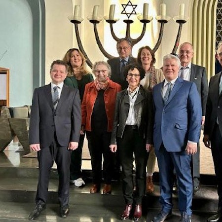 Die Gründungsmitglieder des Vereins Jüdisches Leben in Europa stehen in den Räumen der Kölner Synagogen-Gemeinde