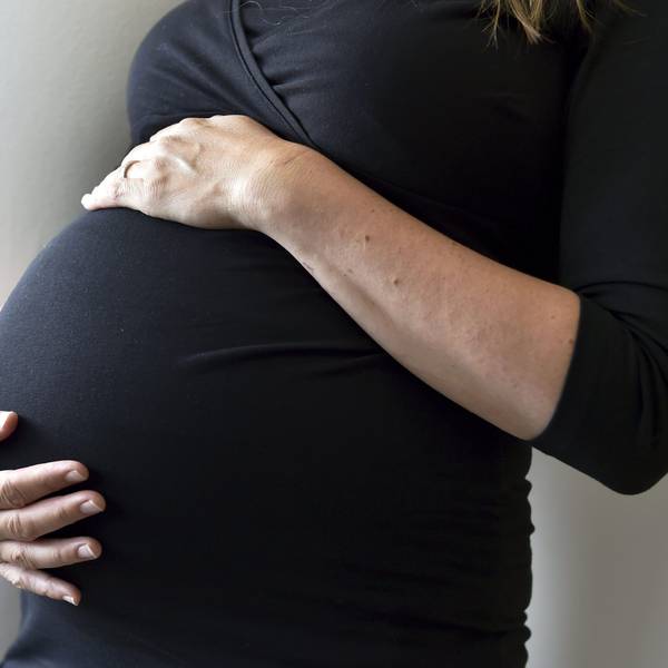 Eine schwangere Frau hält sich den Bauch. (Symbolbild)