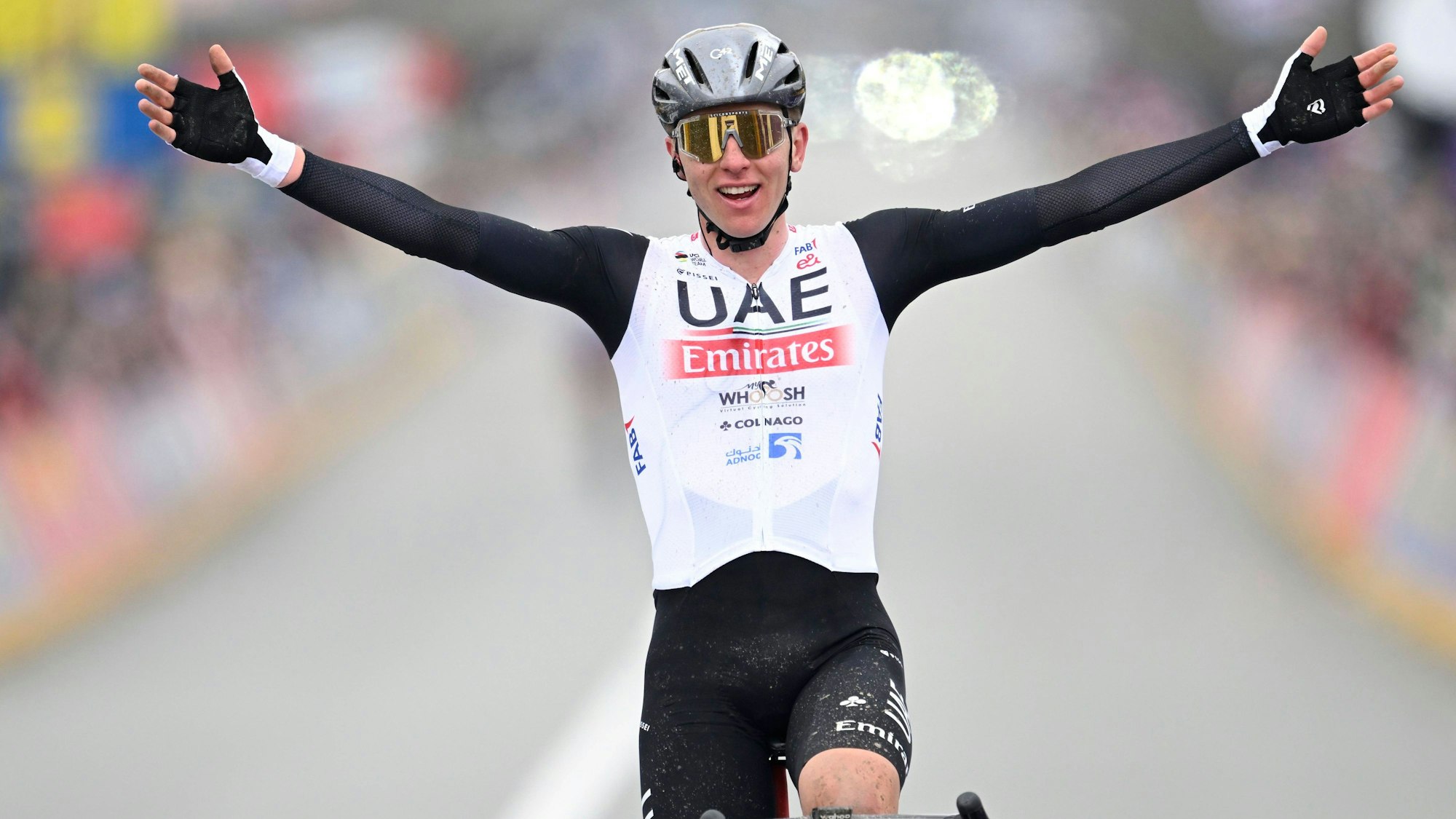 Nicht zu stoppen: Pogacar bei der Zielpassage. Er hebt die Arme, die Geste des Gewinners.