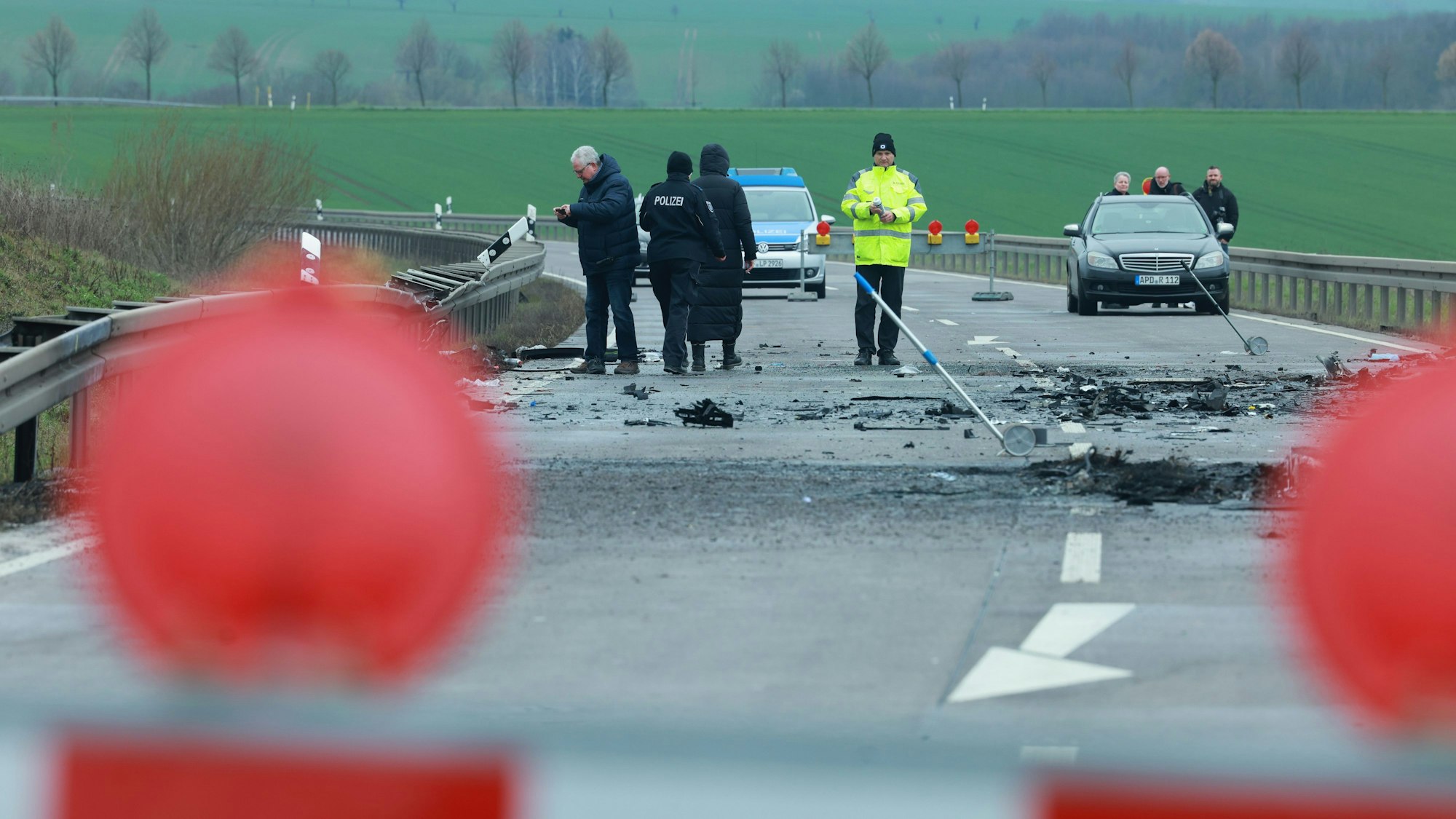 Auch am Tag nach dem tödlichen Unfall sind auf der Bundesstraße B247 die Spuren zu sehen.