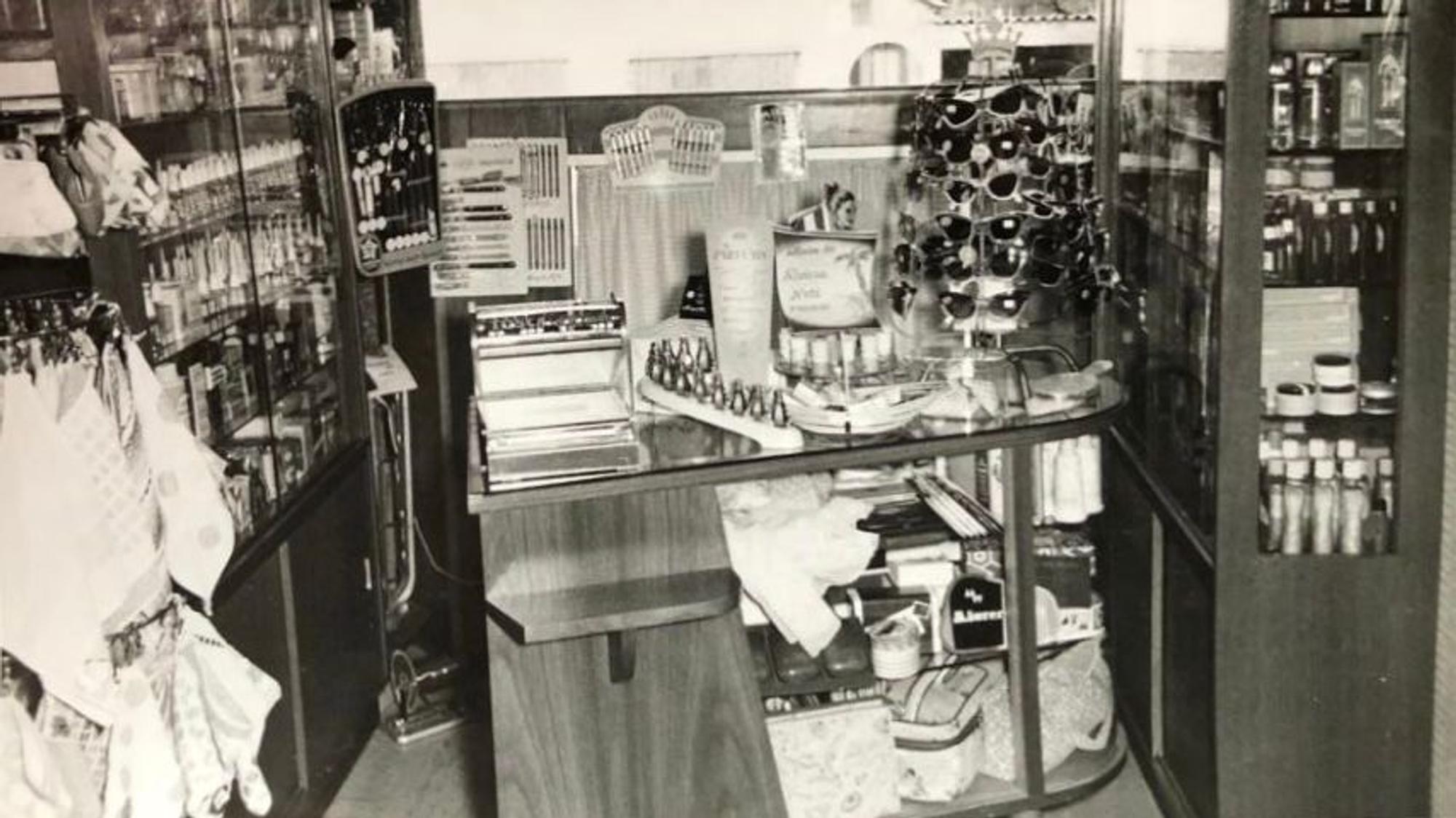 In einem Friseursalon stehen alte Friseurutensilien.
