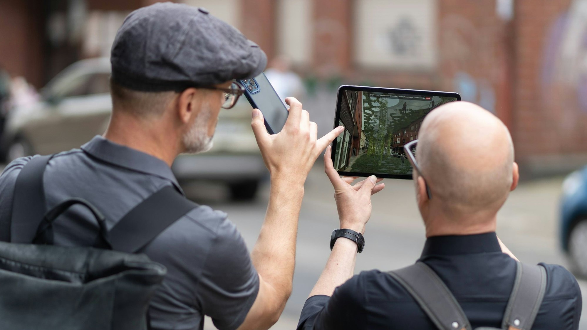 Bürger bei der Nutzung der App „Cityscaper“ während des „Places VR_ Festivals“ 2021 in Gelsenkirchen.