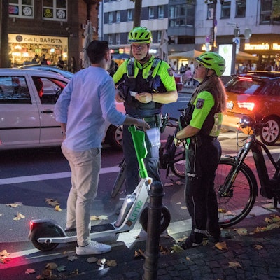 Kontrolle eines E-Scooter-Fahrers im August 2022 auf dem Hohenzollernring.