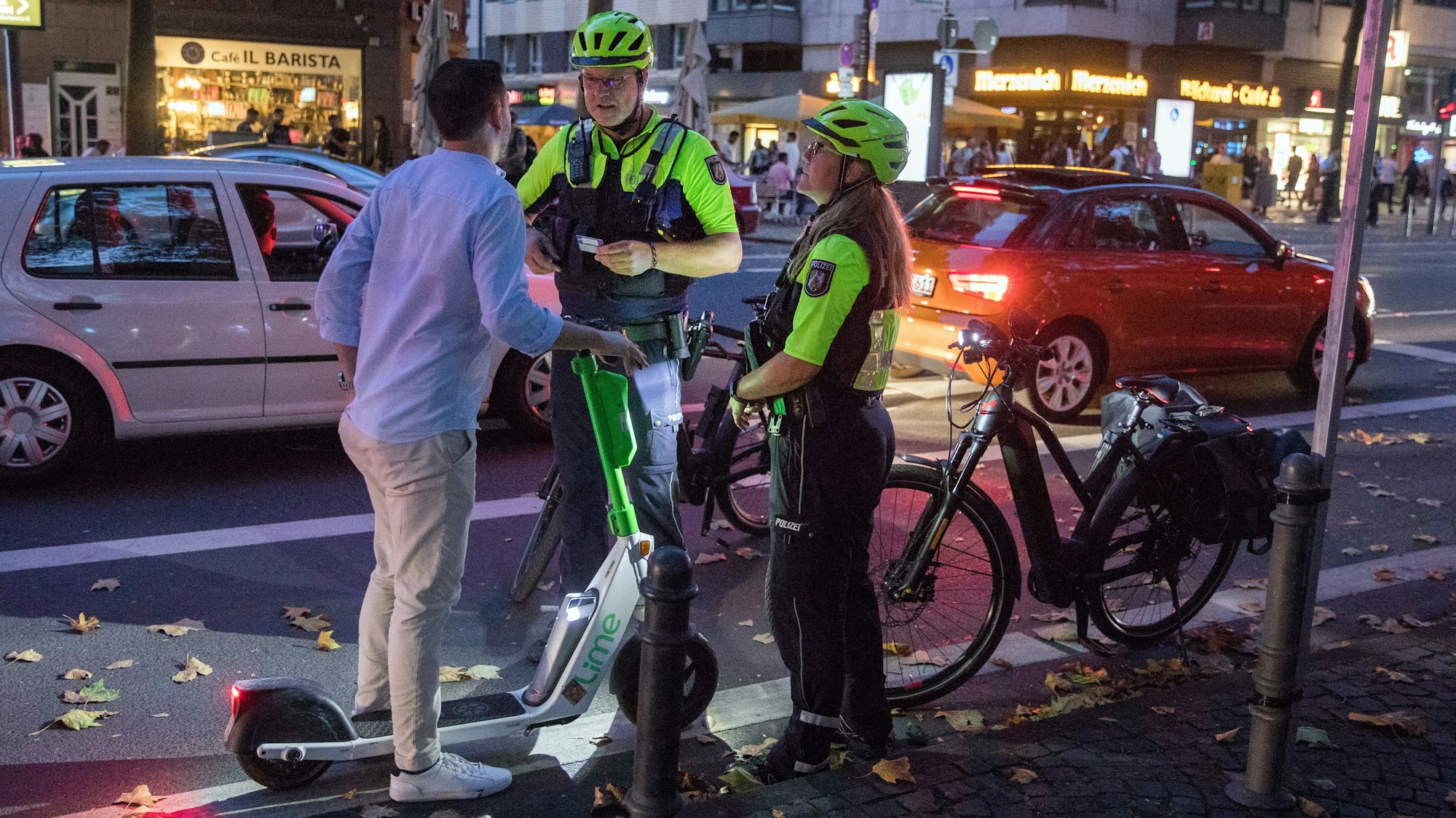 Die Kölner Polizei kontrolliert E-Scooter am Hohenzollernring.