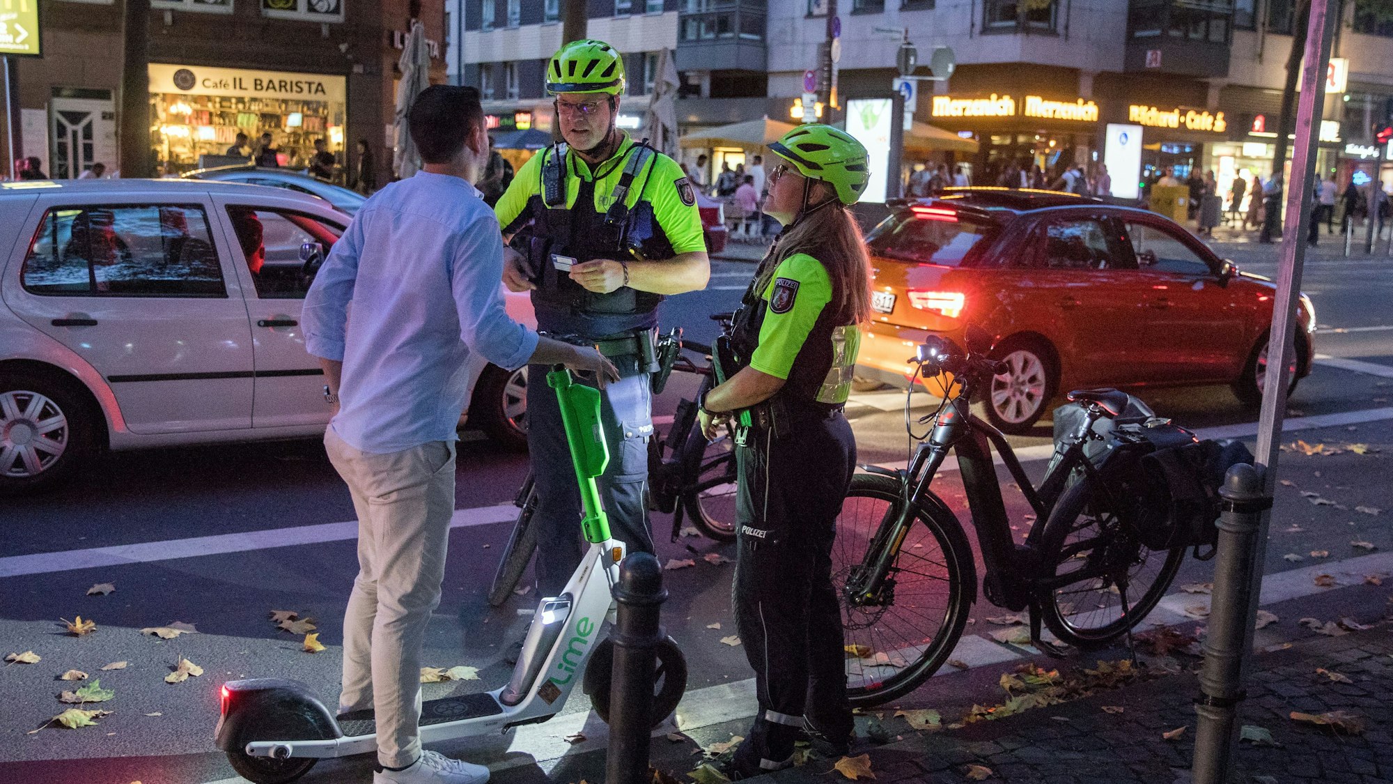 Kontrolle eines E-Scooter-Fahrers im August 2022 auf dem Hohenzollernring.