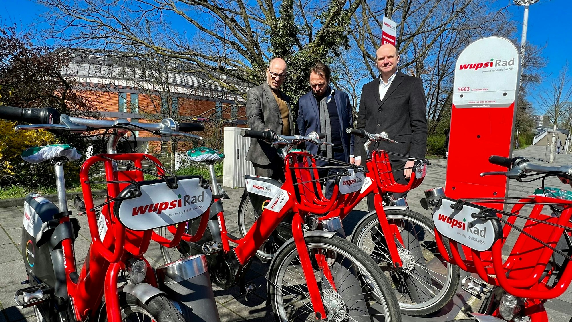 Wupsi-Rad-Station am Busbahnhof Wiesdorf mit Wupsi-Geschäftsführer Marc Kretkowski (v.l.), OB Uwe Richrath und Daniel Koch, Leiter NRW_Standorte Covestro