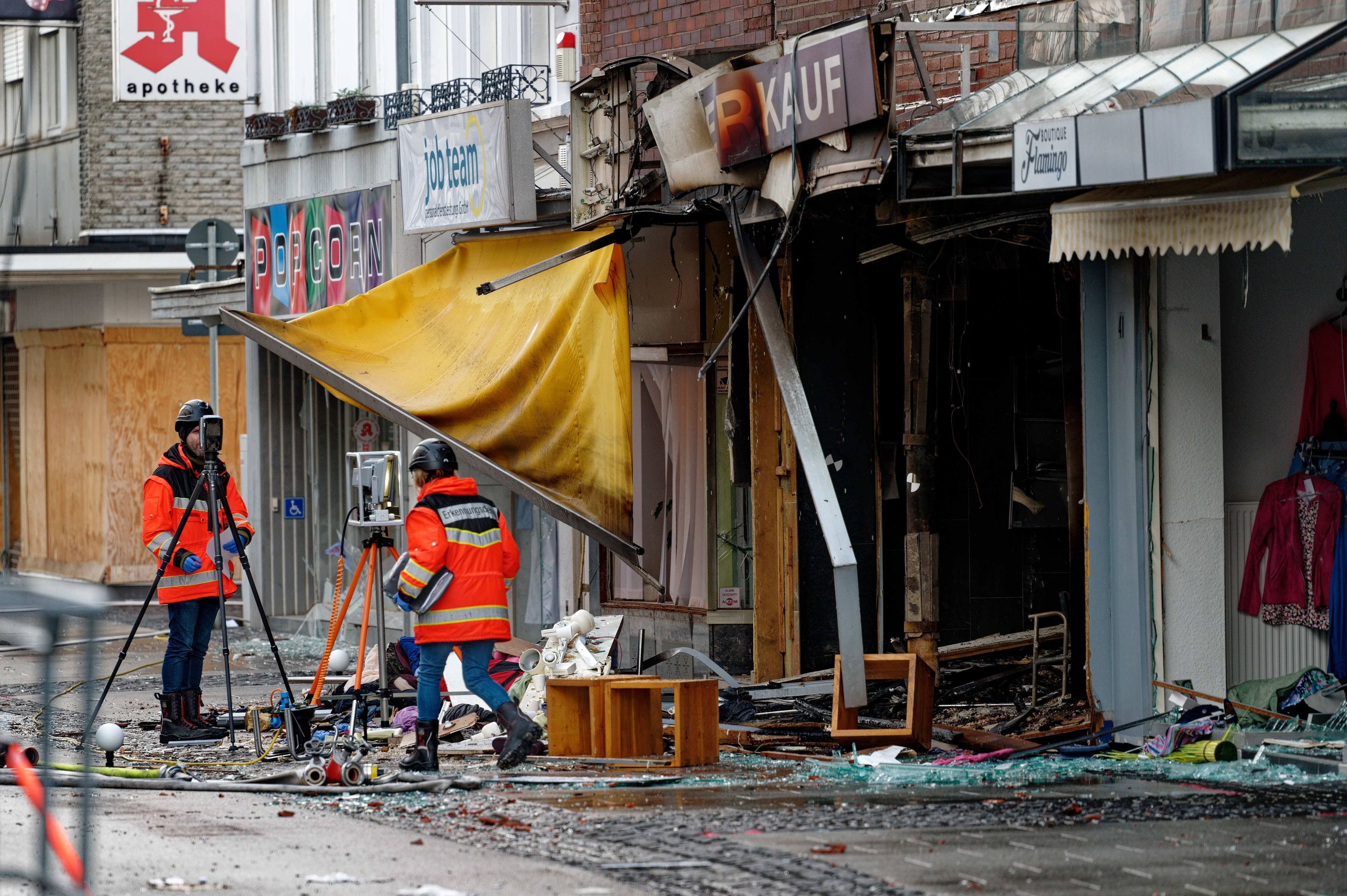 Explosion in Eschweiler: Schutt und zerstörte Gegenstende liegen nach der Detonation auf der Straße. Das Bild wurde am Freitag, 31. März, aufgenommen.