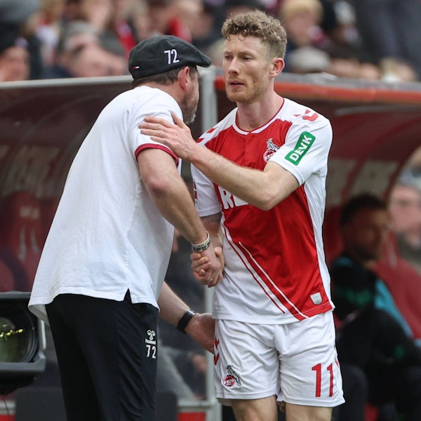 Florian Kainz und Trainer Steffen Baumgart klatschen ab.