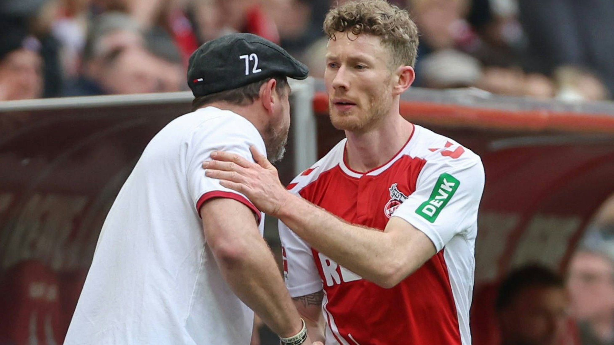 Florian Kainz und Trainer Steffen Baumgart klatschen ab.