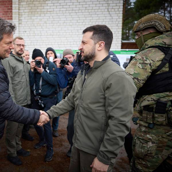 Wolodymyr Selenskyj (rechts), Präsident der Ukraine, und Robert Habeck (Bündnis 90/Die Grünen), Bundesminister für Wirtschaft und Klimaschutz, geben sich die Hand bei einem Besuch in Jahidne.