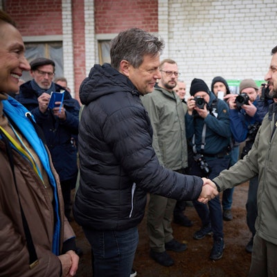 Wolodymyr Selenskyj (rechts), Präsident der Ukraine, und Robert Habeck (Bündnis 90/Die Grünen), Bundesminister für Wirtschaft und Klimaschutz, geben sich die Hand bei einem Besuch in Jahidne.