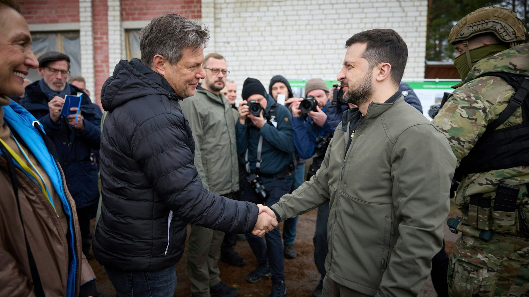 Wolodymyr Selenskyj (rechts), Präsident der Ukraine, und Robert Habeck (Bündnis 90/Die Grünen), Bundesminister für Wirtschaft und Klimaschutz, geben sich die Hand bei einem Besuch in Jahidne.