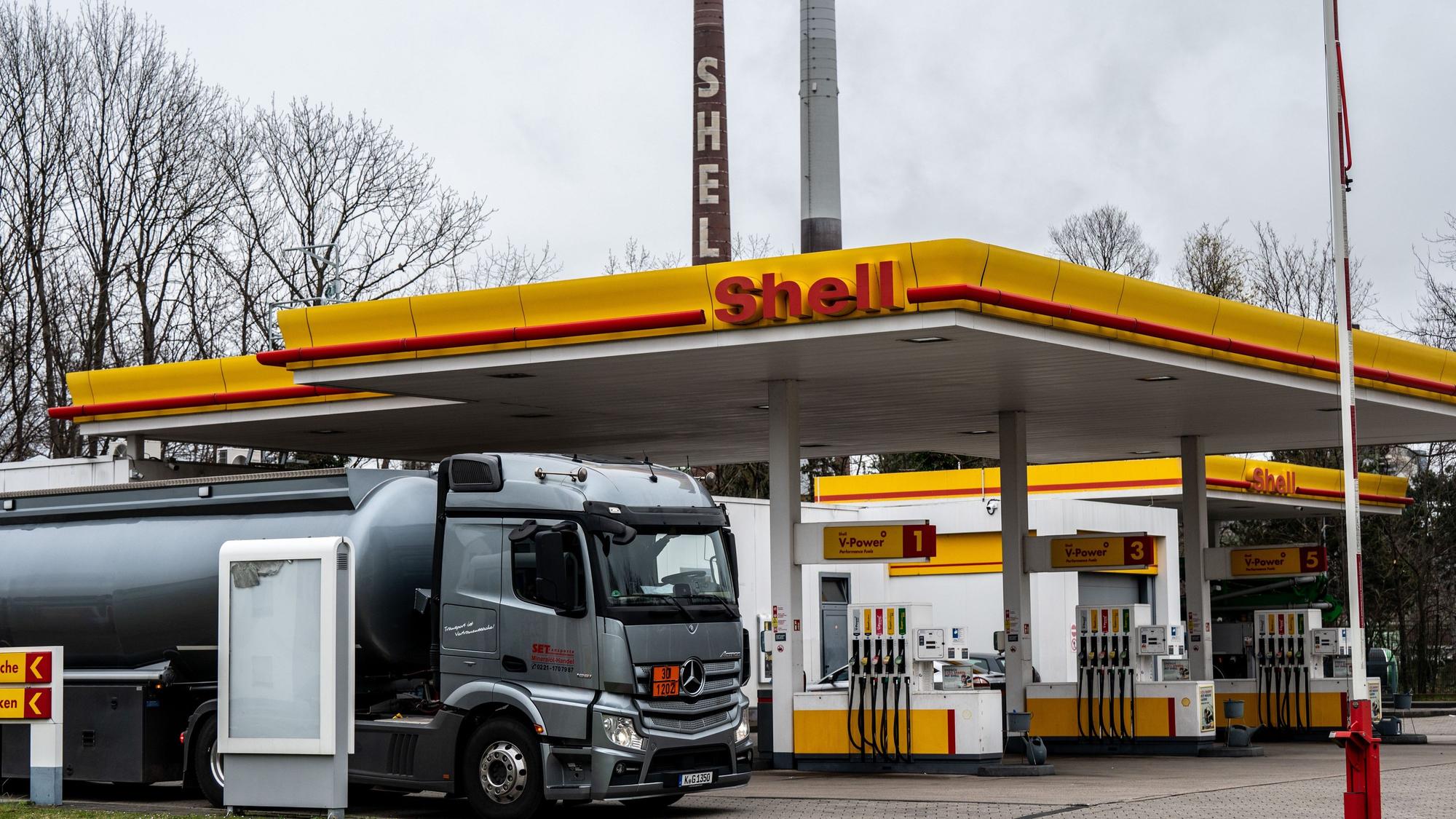 Ein Tanklaster steht an der Tankstelle an der Shell-Raffinerie in Godorf.
