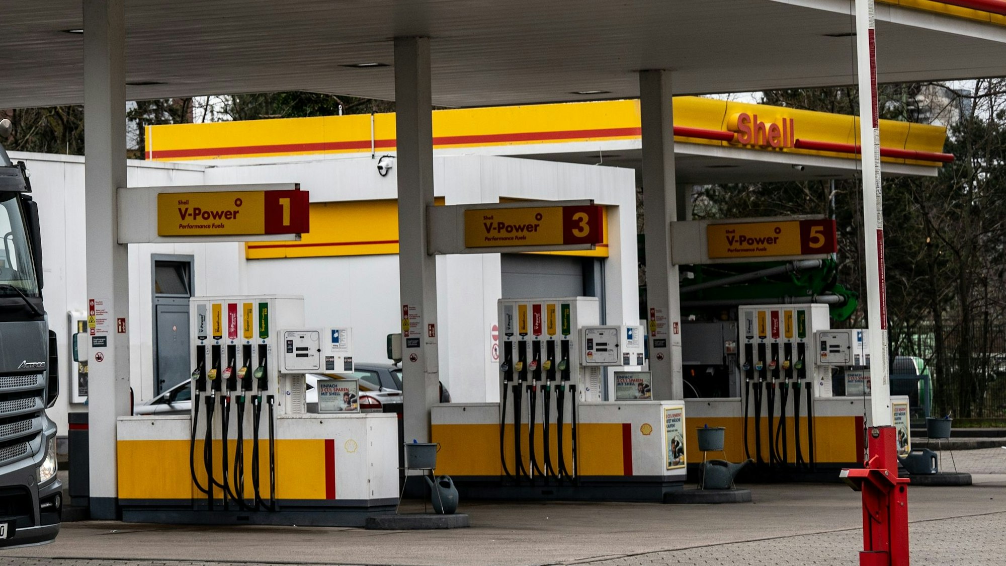 Das Bild zeigt eine Tankstelle