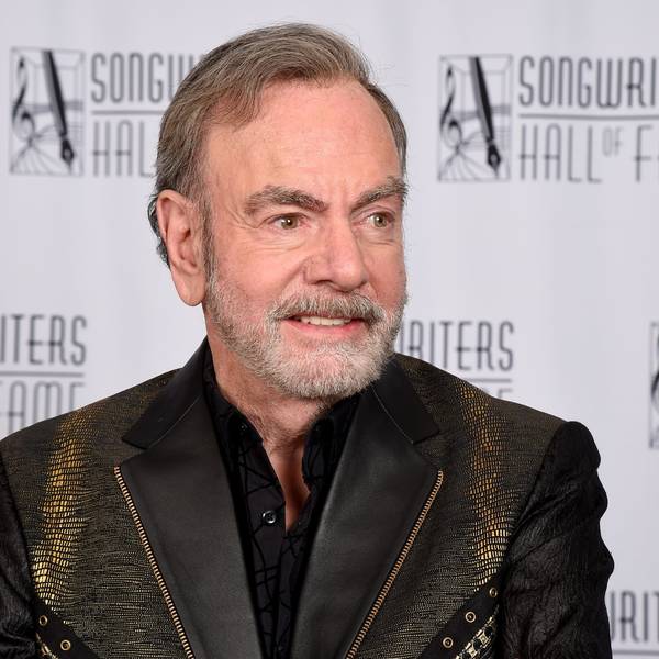 Neil Diamond vor einer Fotowand der „Songwriters Hall of Fame“.