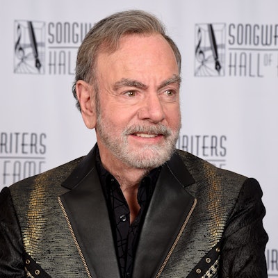 Neil Diamond vor einer Fotowand der „Songwriters Hall of Fame“.