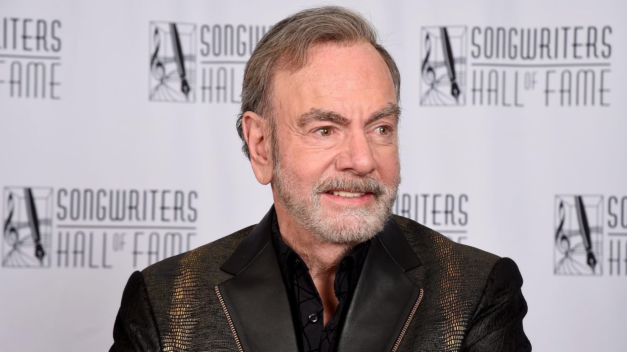 Neil Diamond vor einer Fotowand der „Songwriters Hall of Fame“.