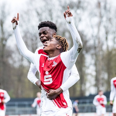 Justin Diehl jubelt im Franz-Kremer-Stadion nach seinem Treffer zum 1:0 gegen Hertha BSC.