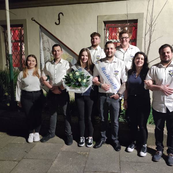 Sara Weber und Valentino Piscopo, im Bild mit Hofstaat, sind das neue Maikönigspaar in Fischenich.