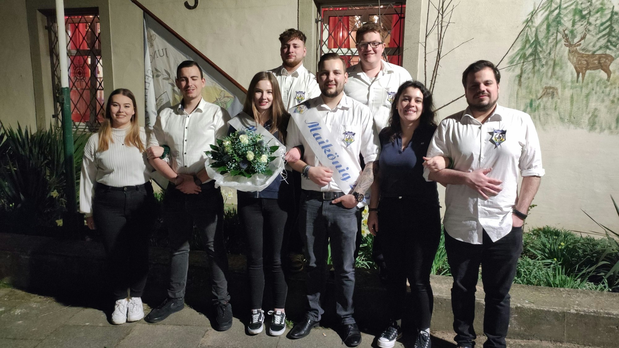 Sara Weber und Valentino Piscopo, im Bild mit Hofstaat, sind das neue Maikönigspaar in Fischenich.