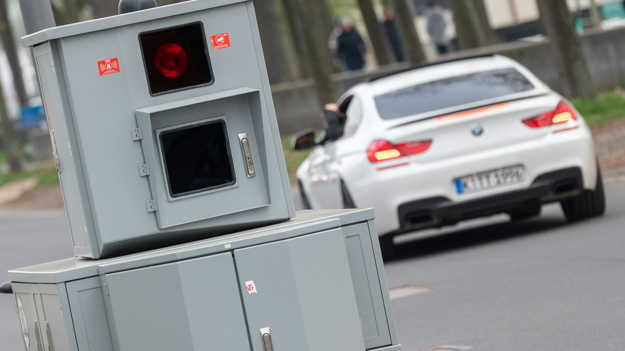 Eine mobile Radarblitzanlage steht auf der Alfred-Schütte-Allee.