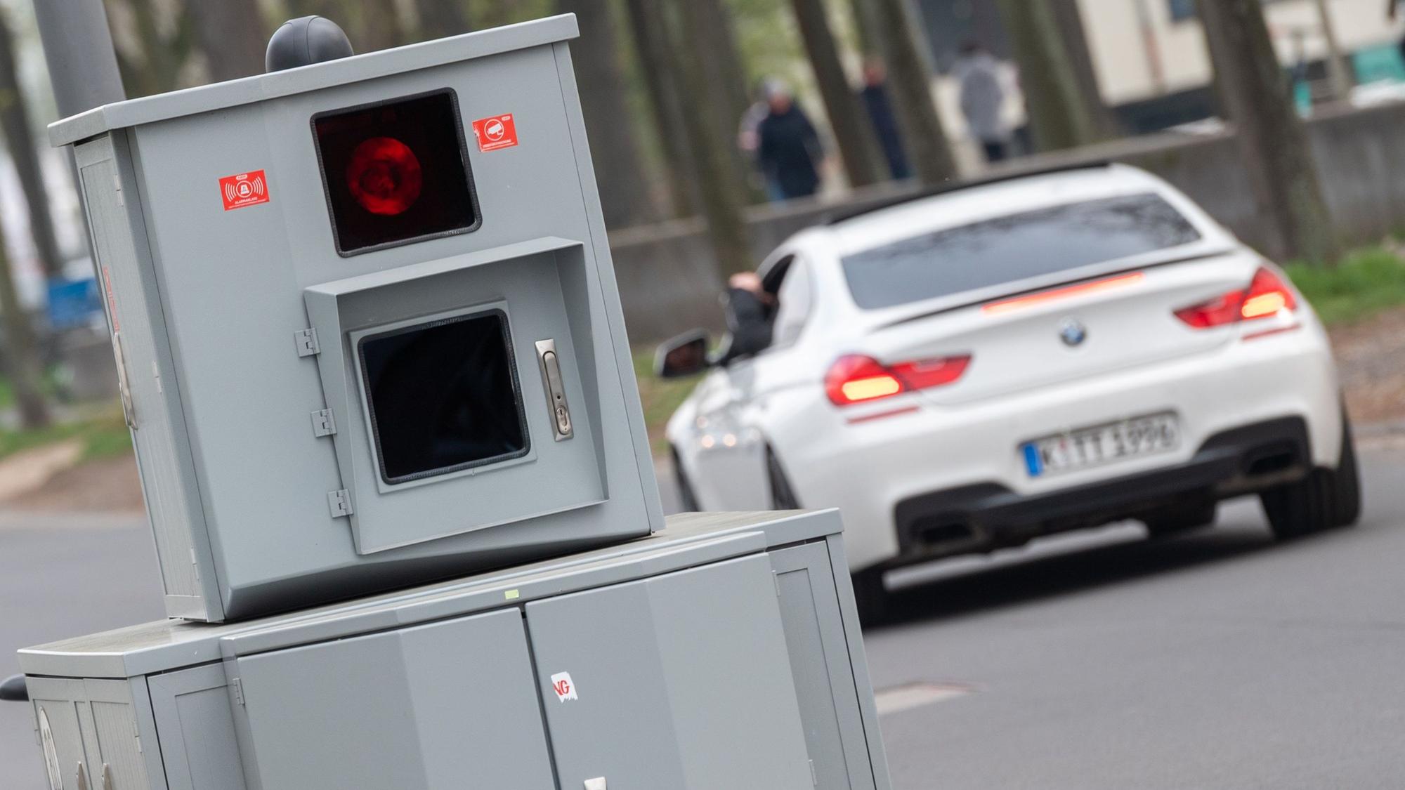 Mobile Radarblitzanlage, im Hintergrund sieht man einen weißen BMW