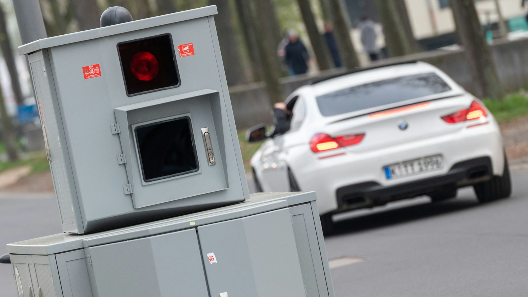 Mobile Radarblitzanlage, im Hintergrund sieht man einen weißen BMW