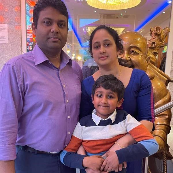 Die Eltern Tiju und Biby Pattatahanath mit ihrem Sohn Telvin.