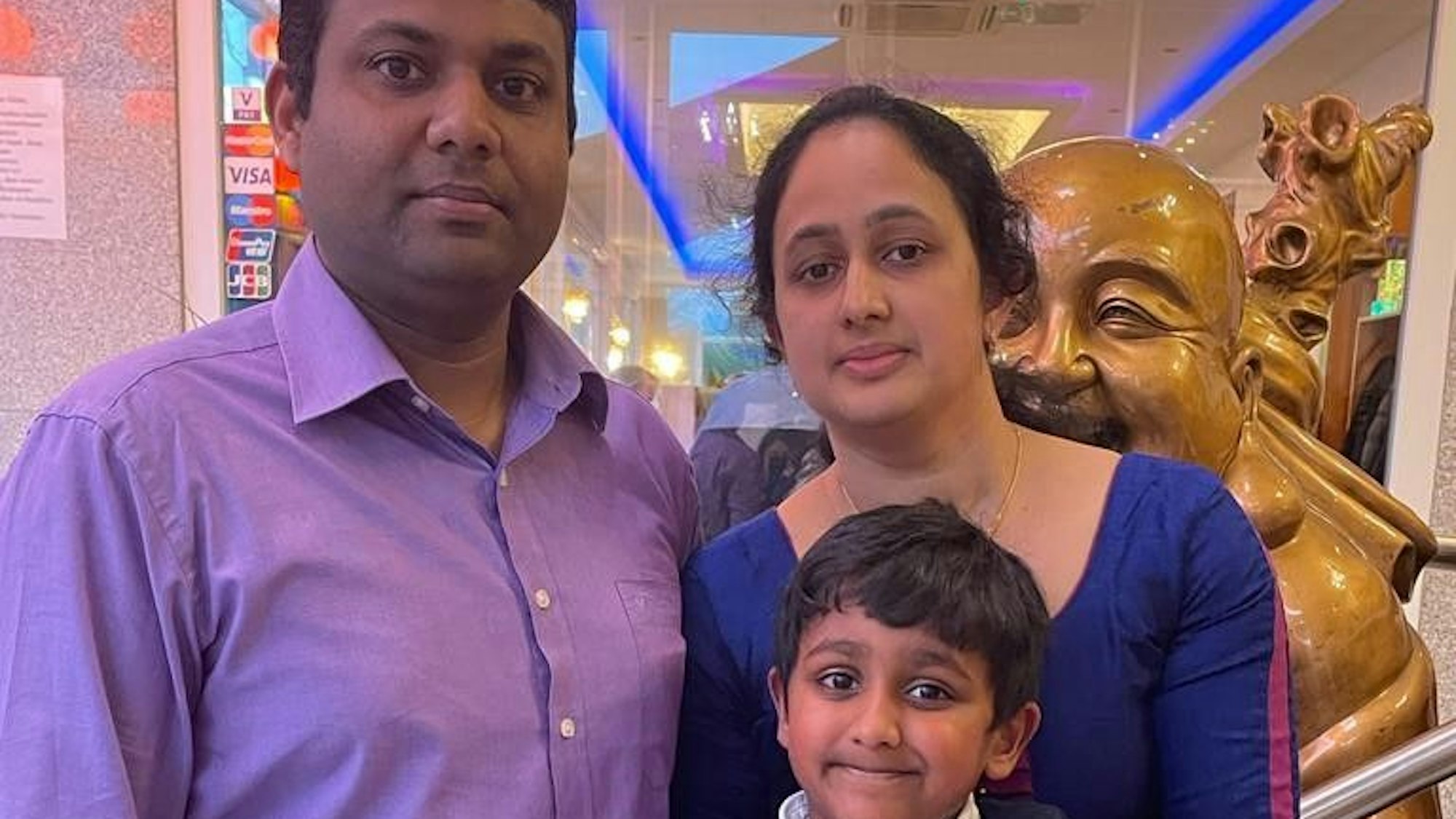 Die Eltern Tiju und Biby Pattatahanath mit ihrem Sohn Telvin.