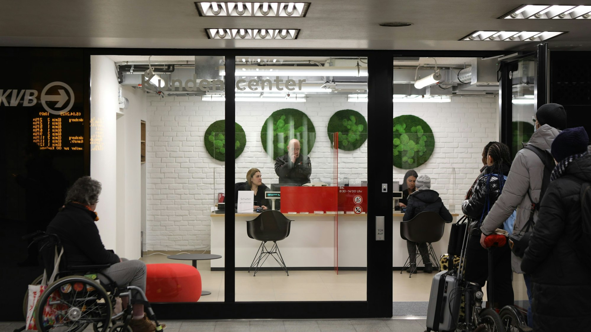 Zu sehen ist das KVB-Kundenzentrum in der Station Dom/Hauptbahnhof sowie einige Menschen davor und darin.