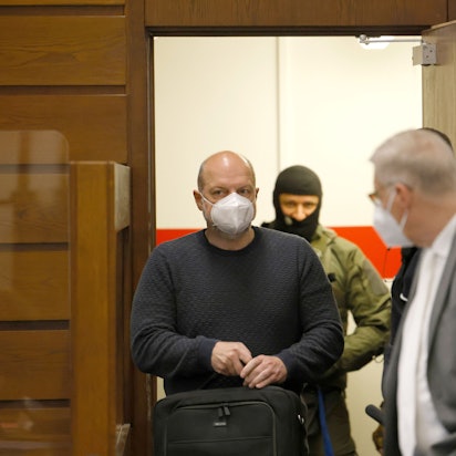 Der Angeklagte Thomas Drach wird stets von SEK-Beamten in den Gerichtssaal des Landgerichts Köln gebracht.