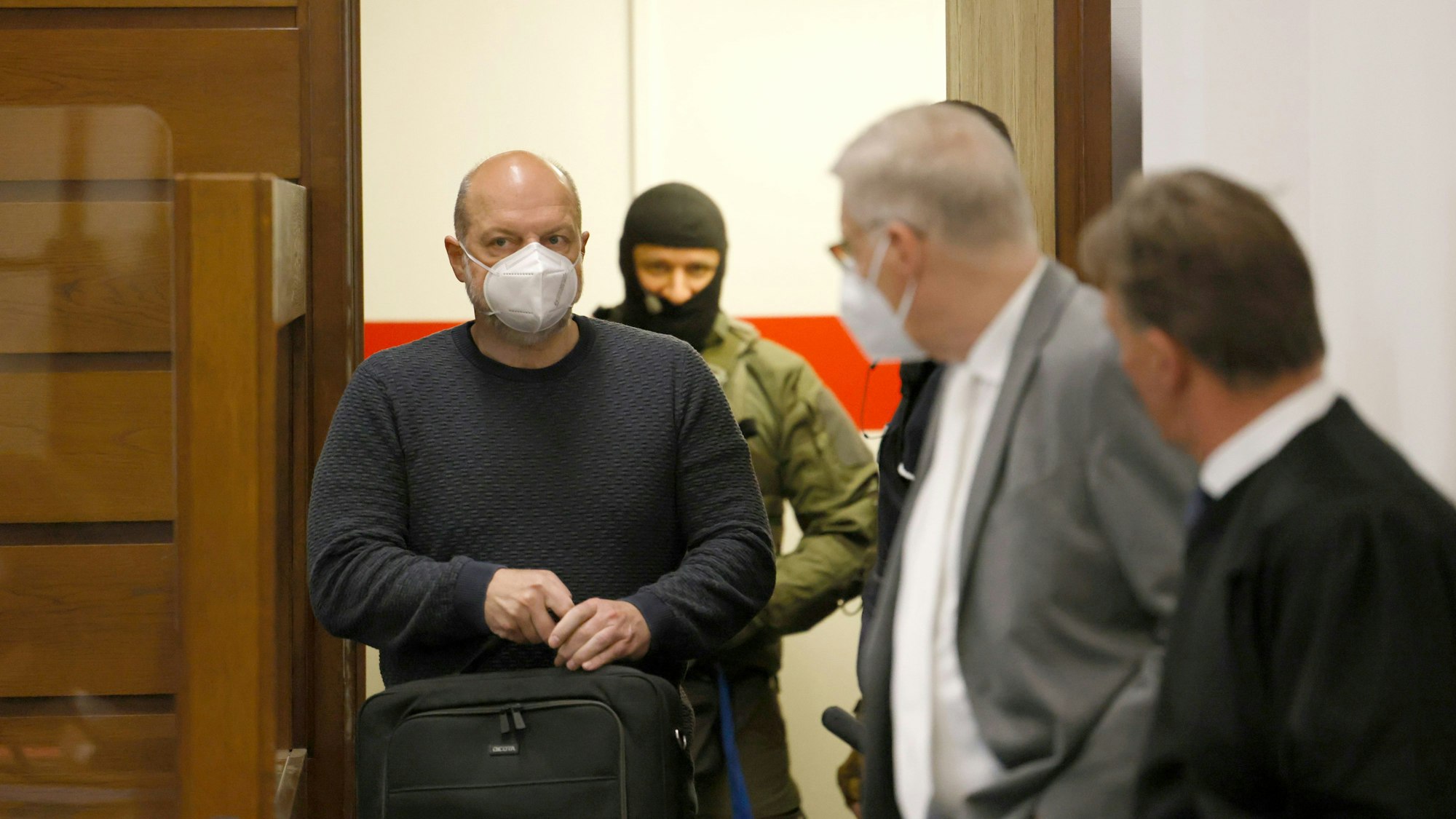 Der Angeklagte Thomas Drach im Landgericht Köln, im Vordergrund sind seine Verteidiger Andreas Kerkhof (r.) und Dirk Kruse zu sehen.