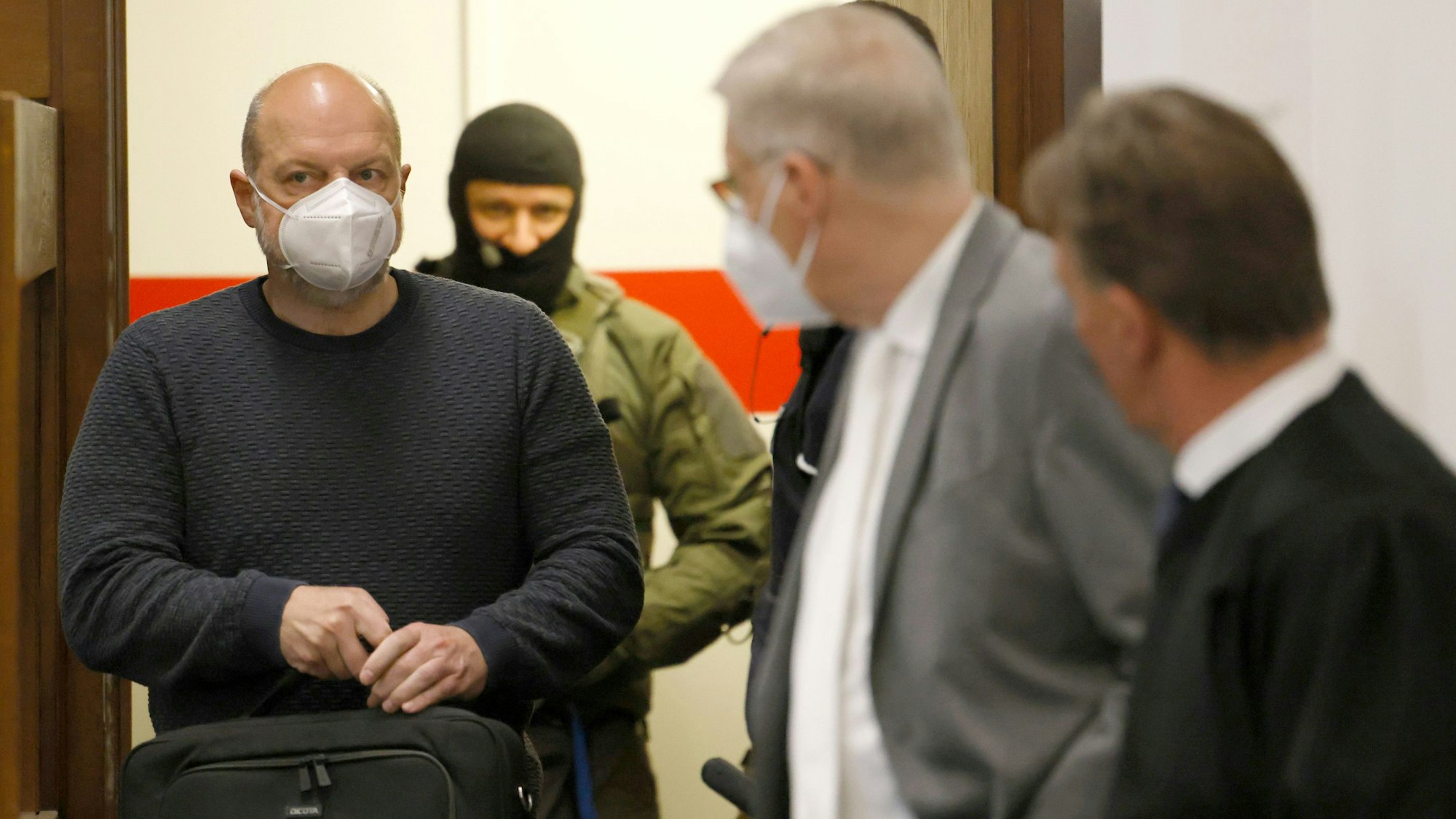 Reemtsma-Entführer Thomas Drach mit seinen Verteidigern Dirk Kruse und Andreas Kerkhof (r.) im Landgericht Köln