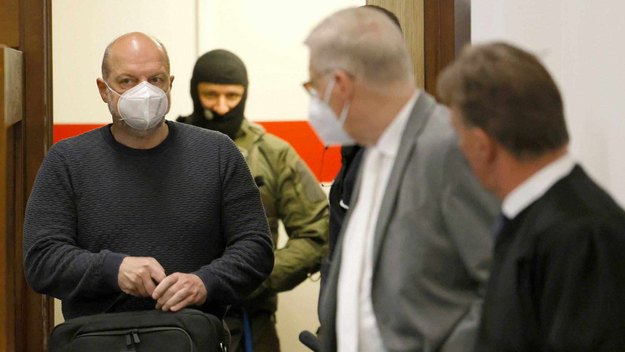 Thomas Drach im Kölner Landgericht, vorne seine beiden Verteidiger.