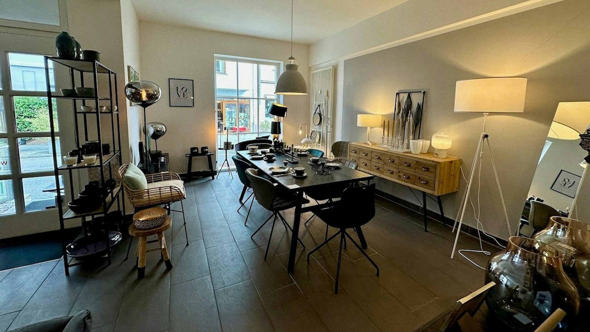 Man sieht ein eingerichtetes Wohnzimmer.