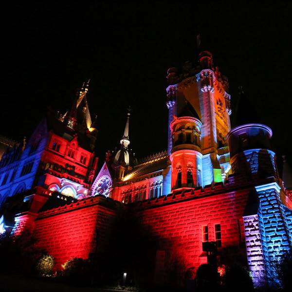 Schloss Drachenburg in bunten Farben illuminiert.