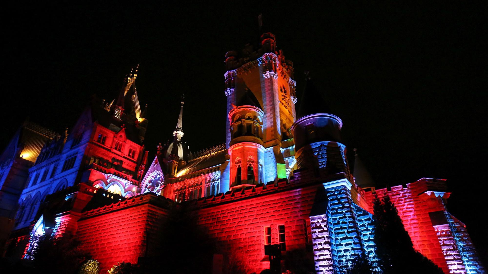Schloss Drachenburg in bunten Farben illuminiert.