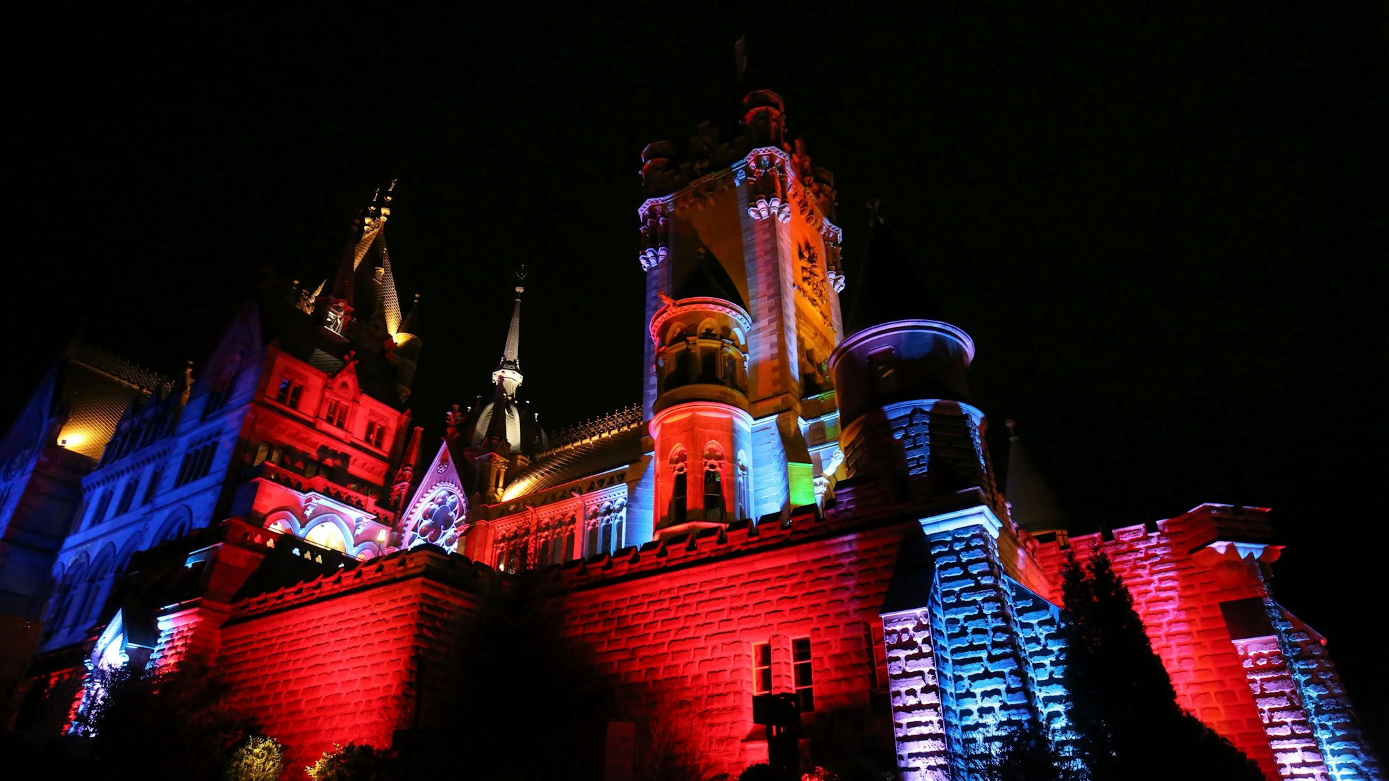 Nachtaufnahme einer beleuchteten Burg