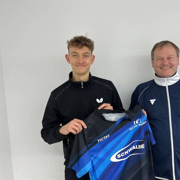 Zwei Männer stehen nebeneinander. Der Jüngere hält sein neues Trikot des Tischtennis-Bundesligisten aus Bergneustadt in den Händen.