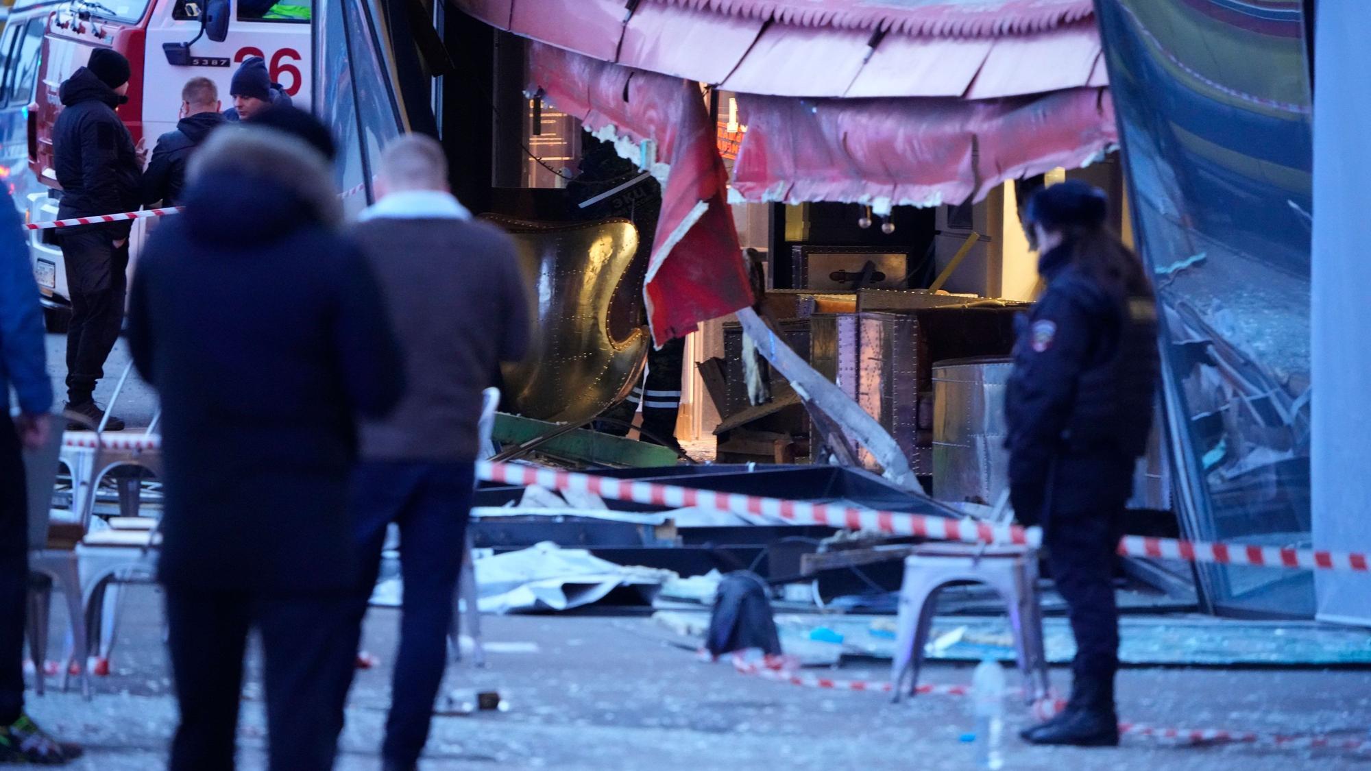 St. Petersburg: Russische Ermittler und Polizisten stehen am Tatort nach einer Explosion in einem Cafe. Ein russischer Militärblogger ist am Sonntag bei einer Explosion in einem Cafe im Zentrum der russischen Ostseemetropole Sankt Petersburg ums Leben gekommen.