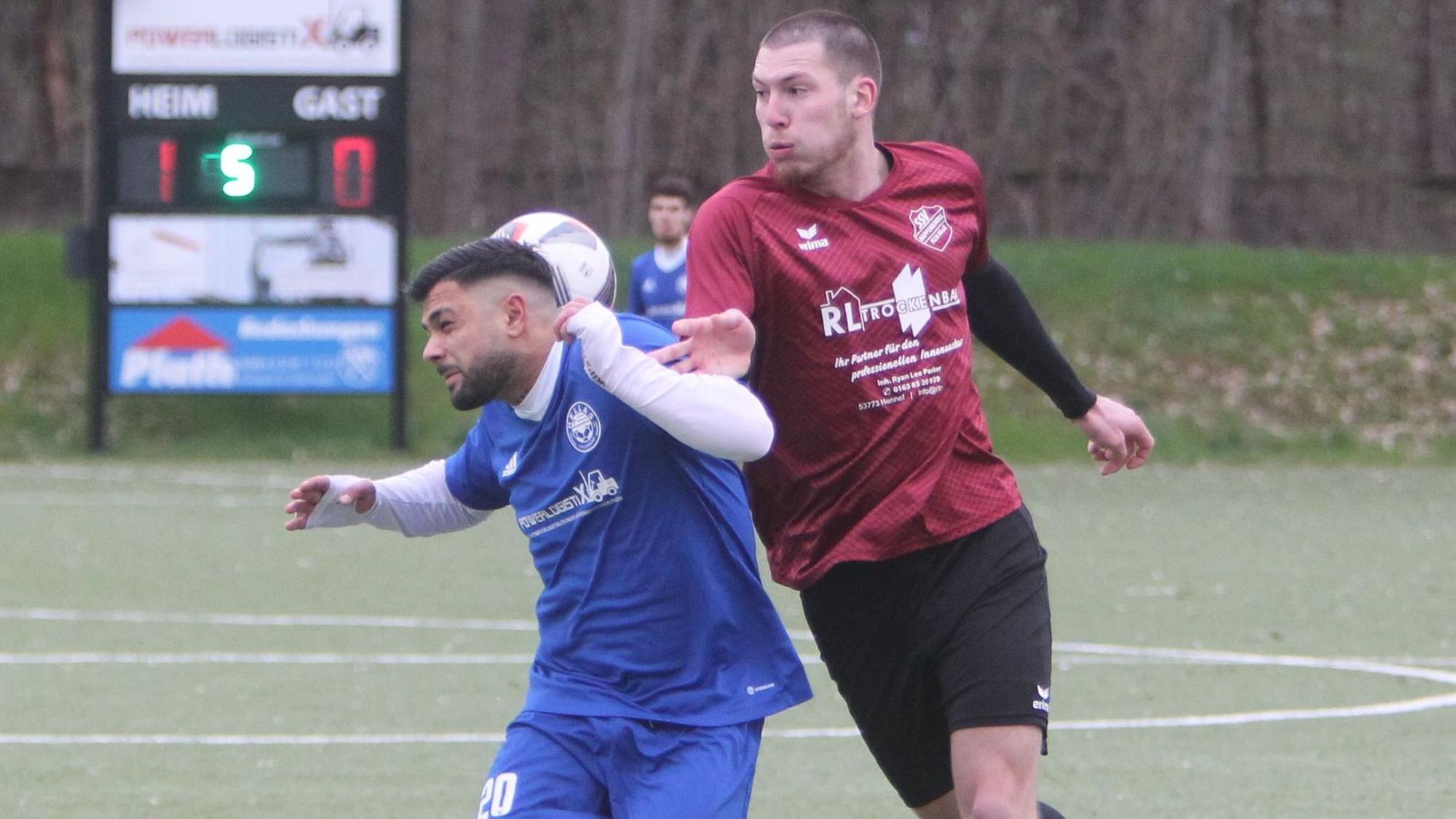 Hellas-Akteur Anastasios Tsopoulidis (links) und Florian Holschbach vom SSV Happerschoß