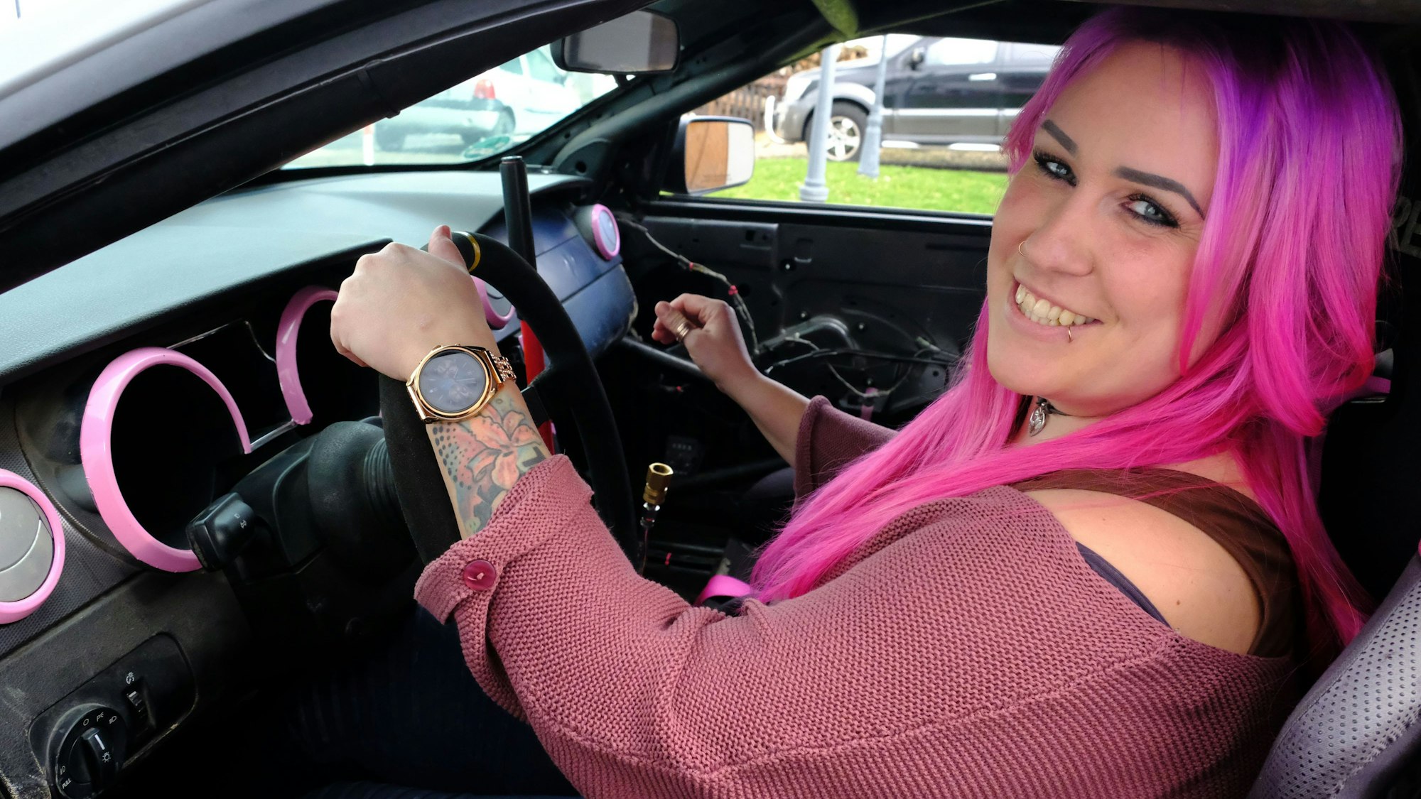 Romy Zavelberg in ihrem Ford Mustang.